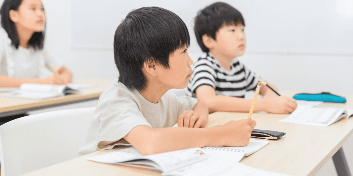 /upload/column/borderline-intelligence0313-1.png 授業を受けている子供