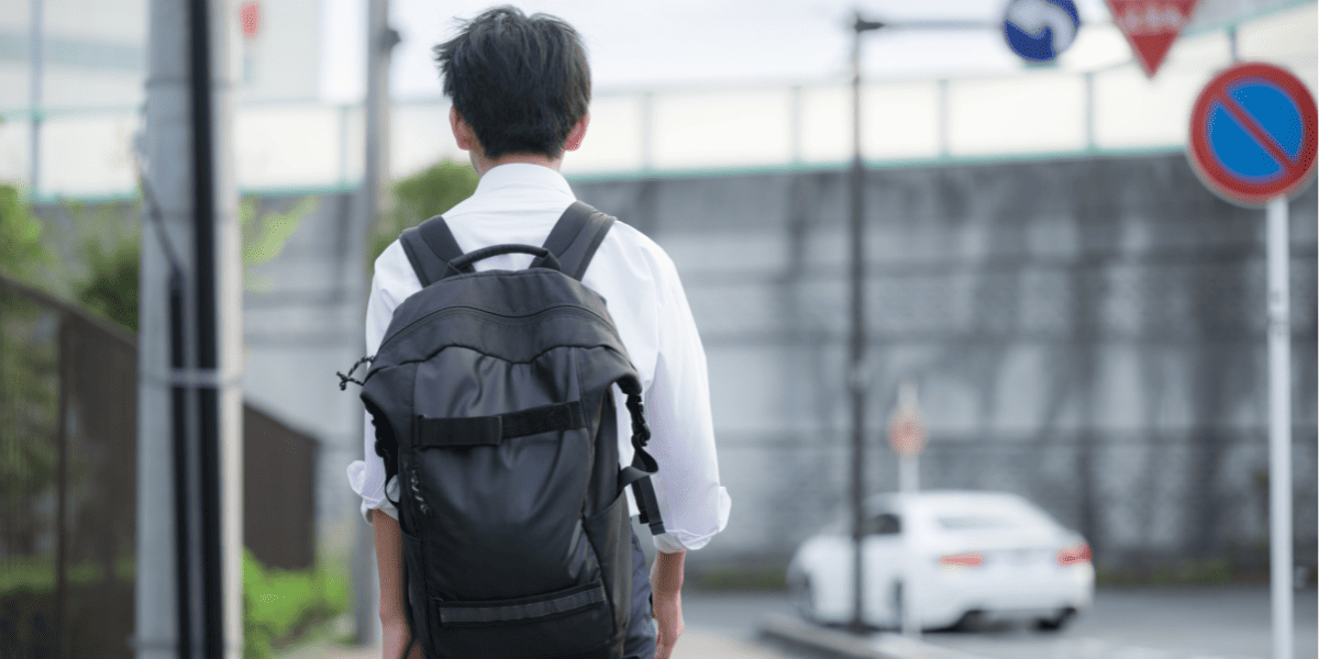 /upload/column/borderline-intelligence0313-2.png リュックを背負った学生