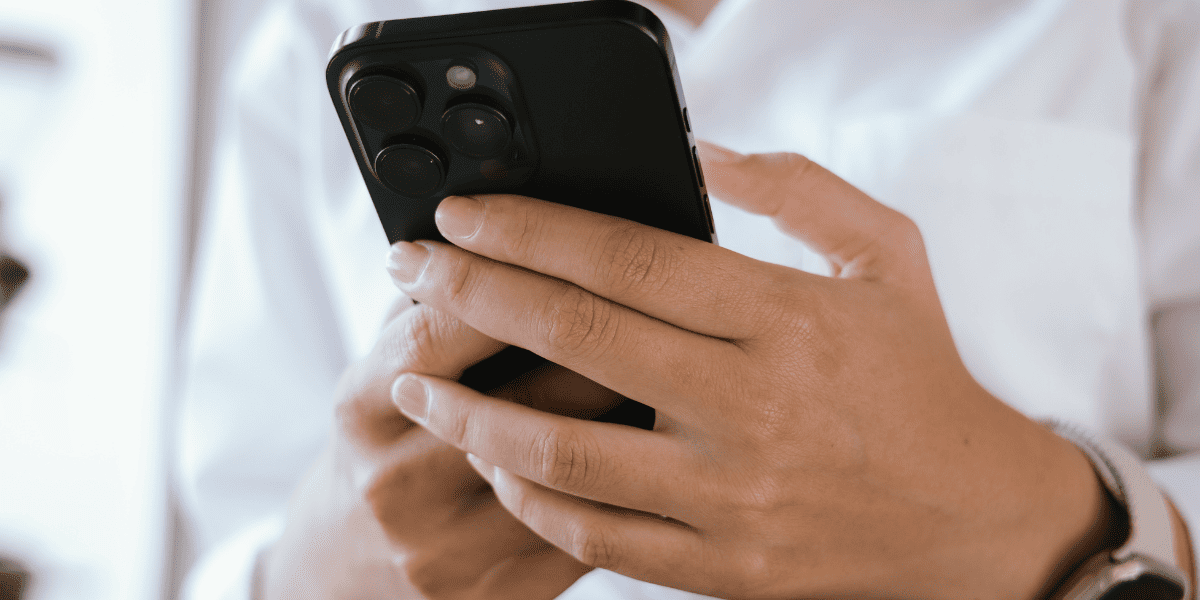 /upload/column/borderline-intelligence0313-6.png スマホを持つ人の手元