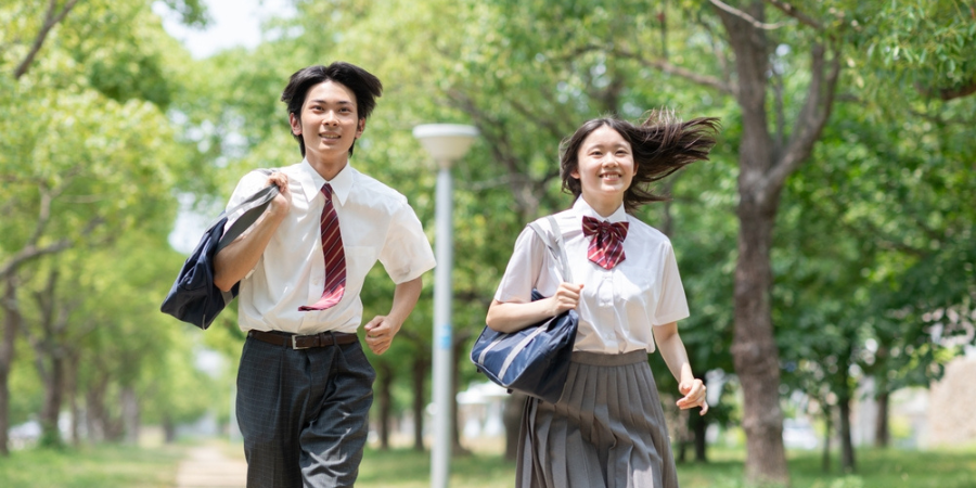 登下校中の学生たち