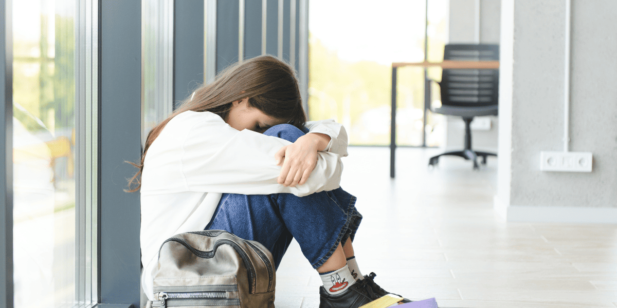 /upload/column/children-rebellious-period-3.png 体育座りでうつむく子供