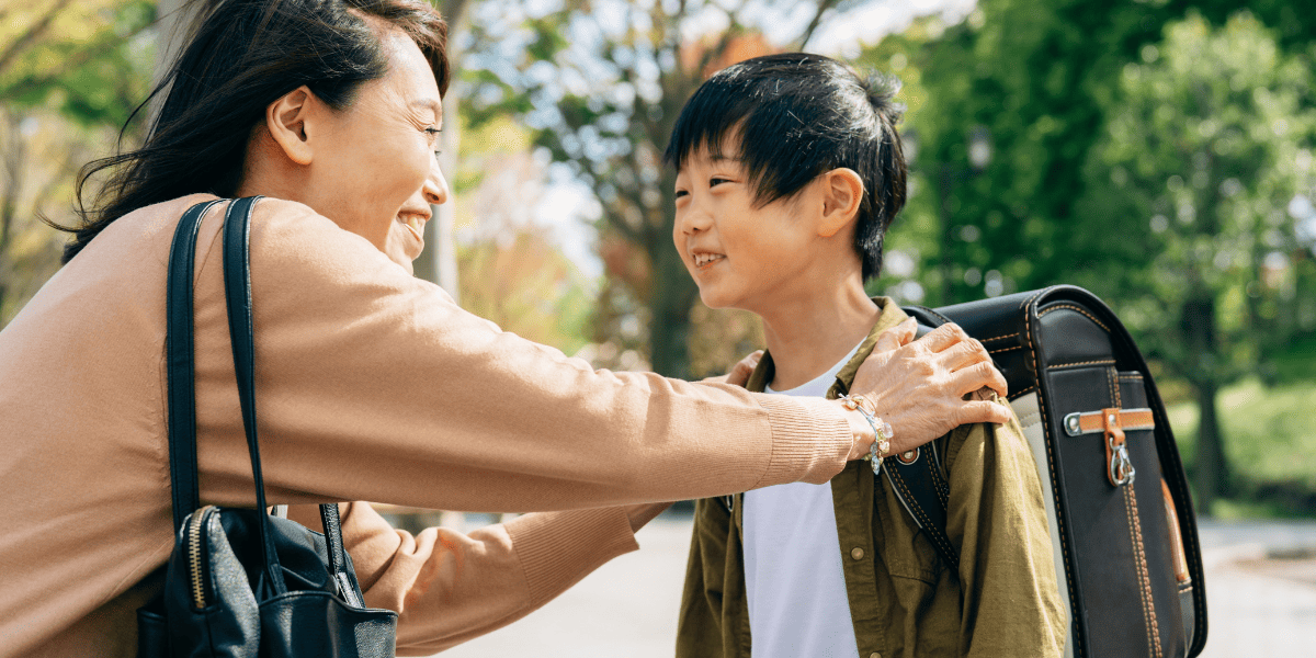 /upload/column/children-rebellious-period-4.png ランドセルを背負った男の子とお母さんが向かい合う様子