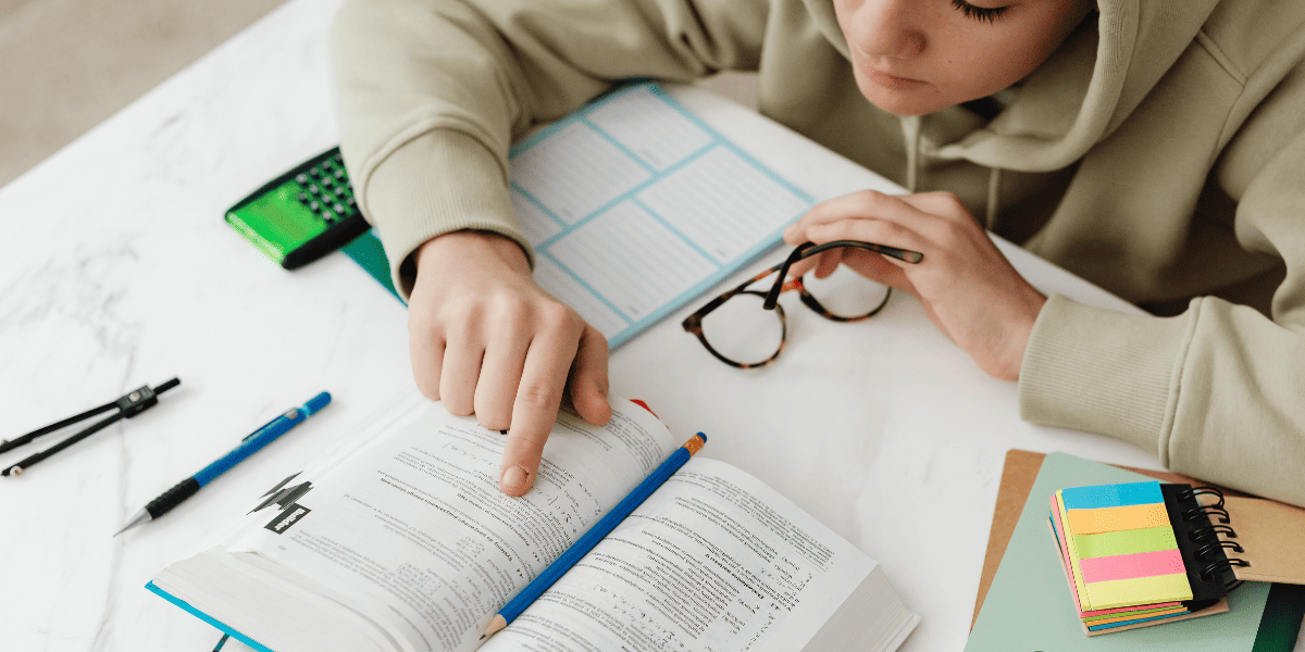 参考書を見て勉強する人