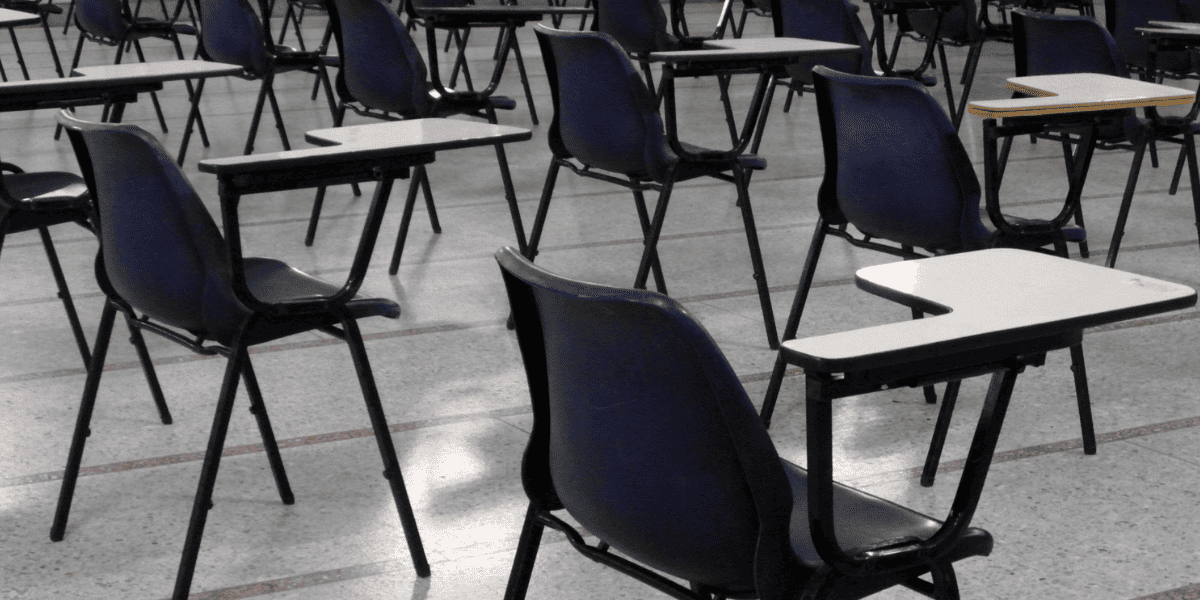 /upload/column/correspondence-high-school-examination-1.png 等間隔に並んでいるイス