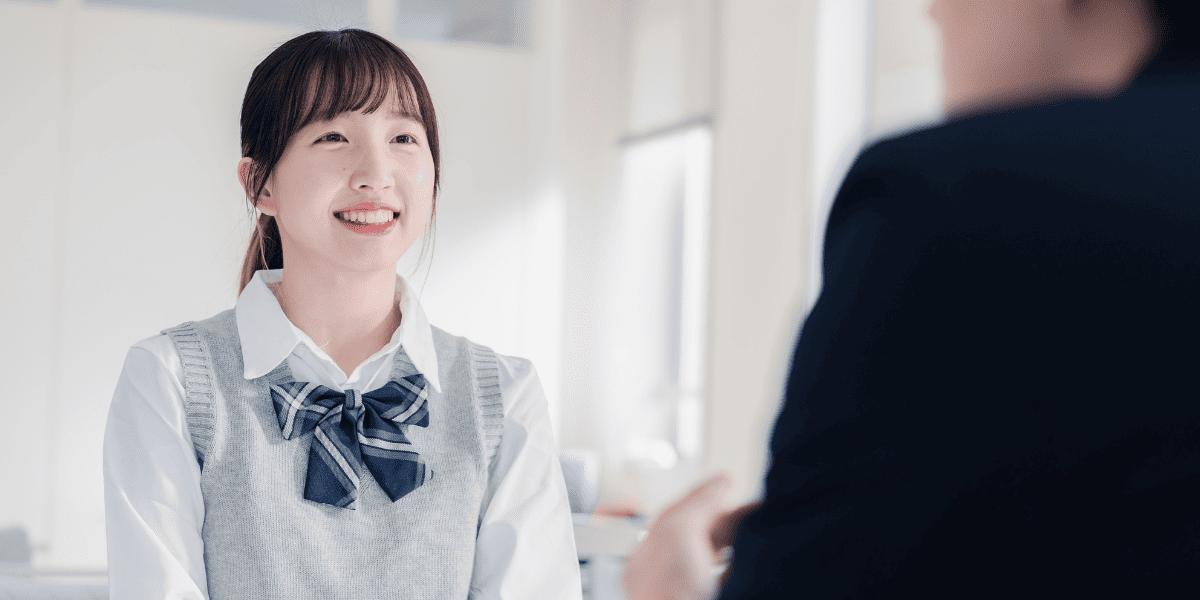 /upload/column/correspondence-high-school-examination-2.png 教師となと楽しく話している生徒