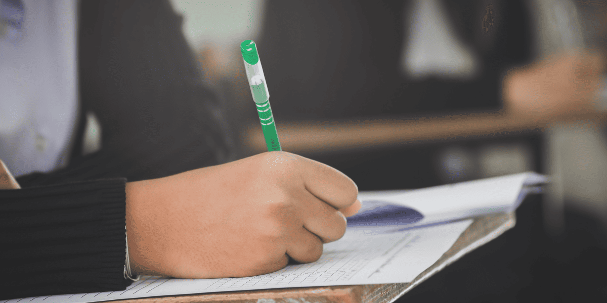 /upload/column/correspondence-high-school-examination-4.png 勉強している生徒の手元