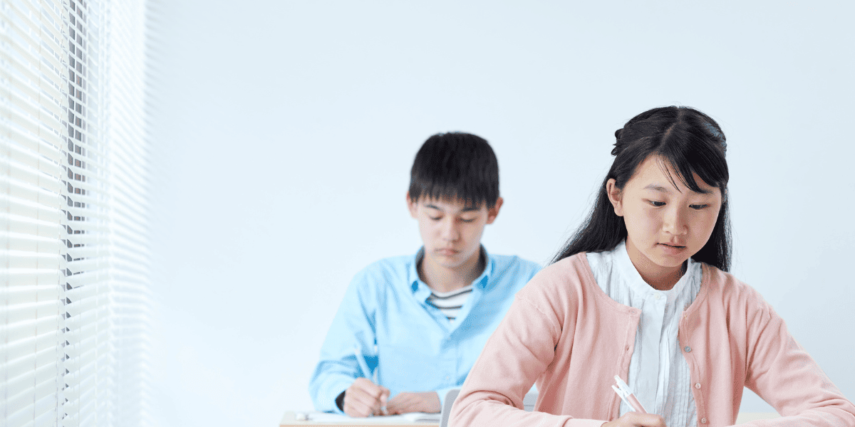 /upload/column/correspondence-high-school-examination-5.png 勉強している子供たち
