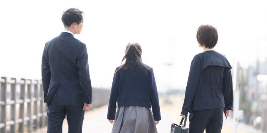 /upload/column/dream3.png 明るいところを歩く家族