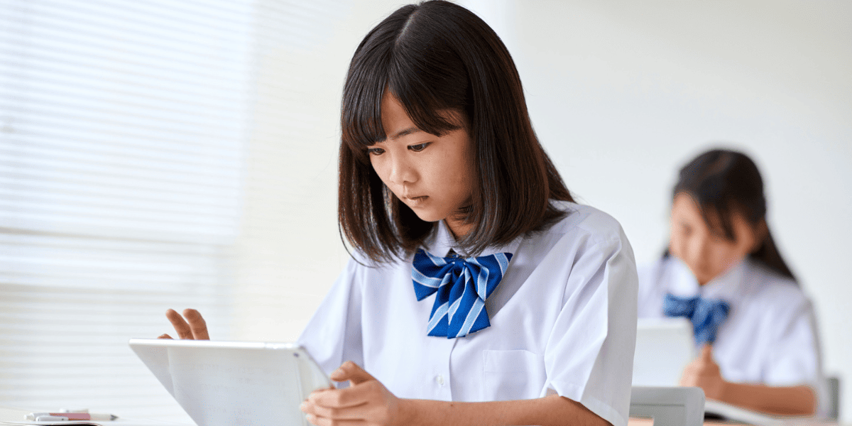 タブレットで勉強する生徒