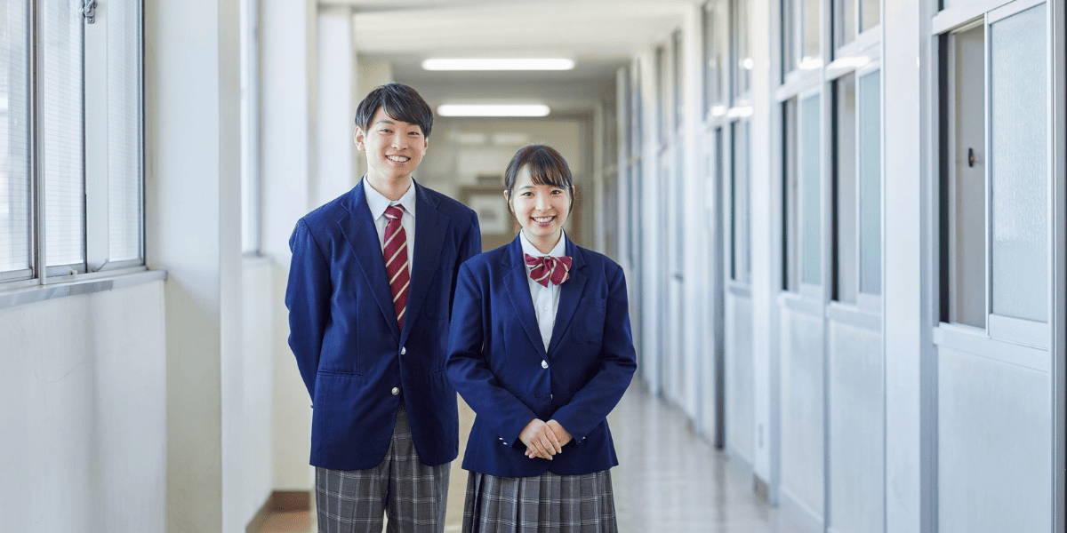 廊下でほほ笑む高校生たち