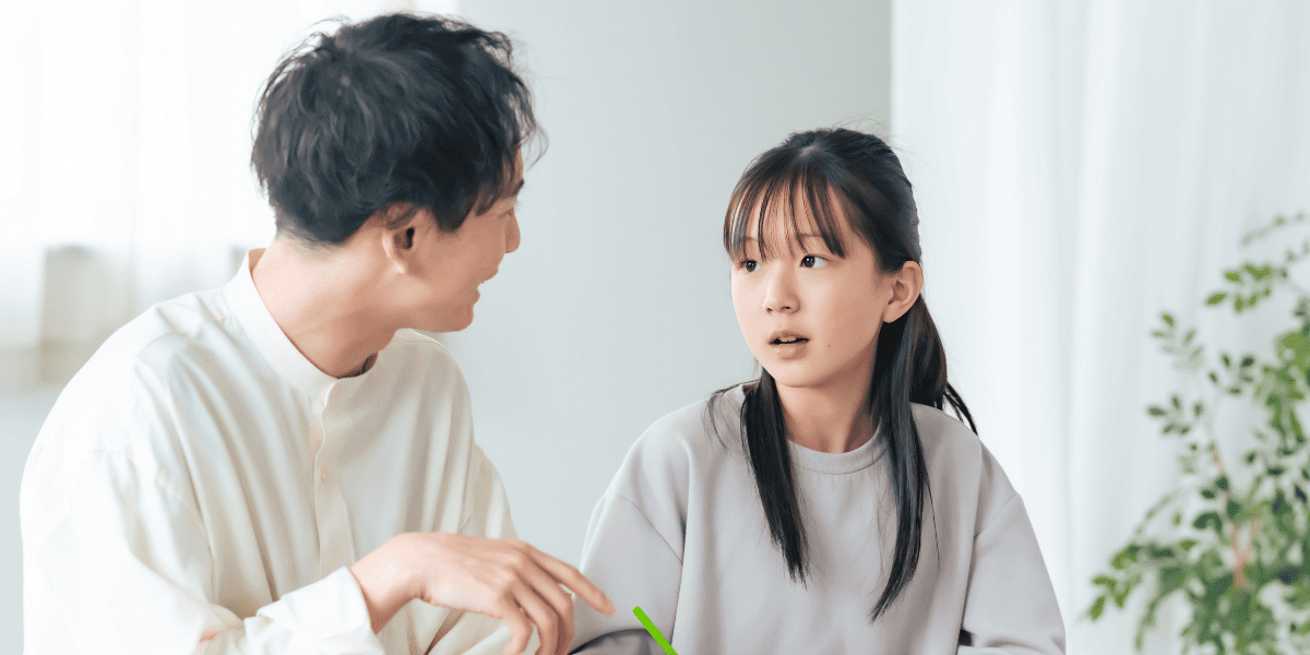 勉強しながら会話をする子供と大人