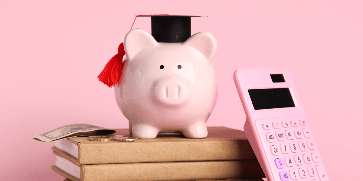 博士棒を被った豚の貯金箱と電卓