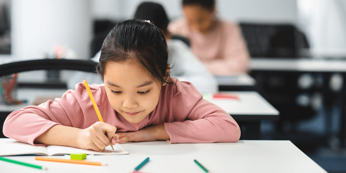 鉛筆を持って学習している少女