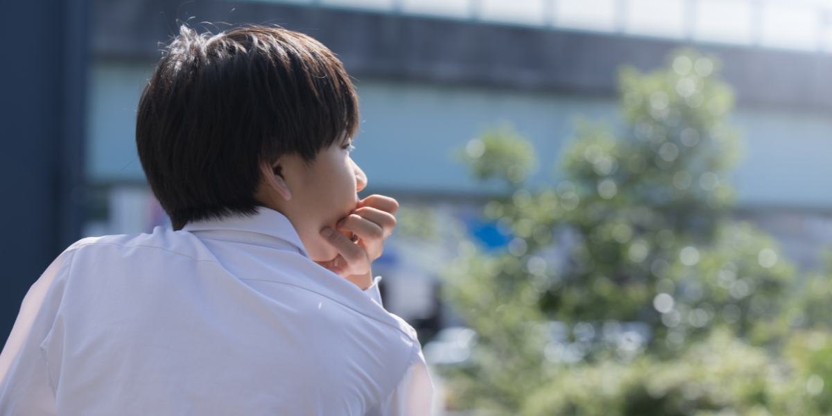 外を眺めている男子中学生