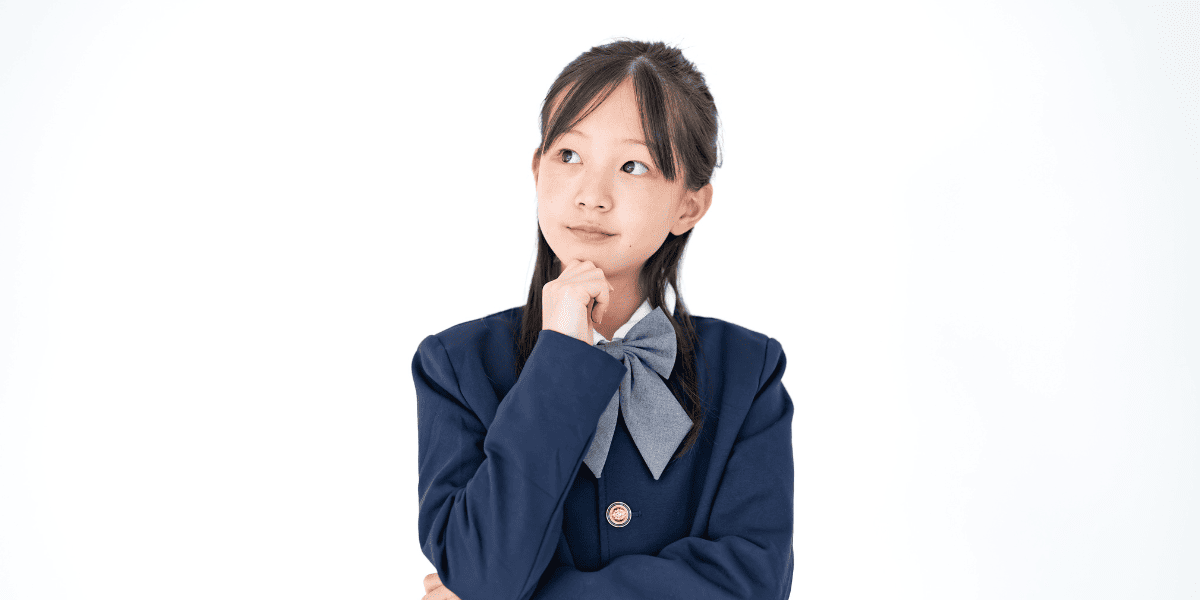 顎に手を当てて考える中学生