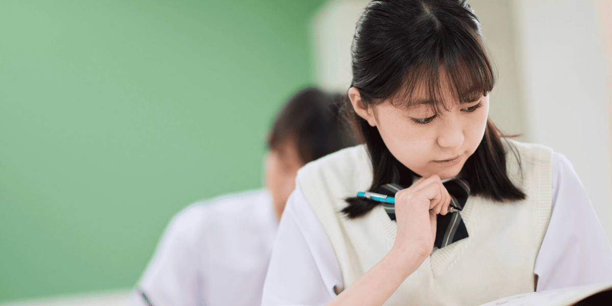 シャーペンを持って考える学生