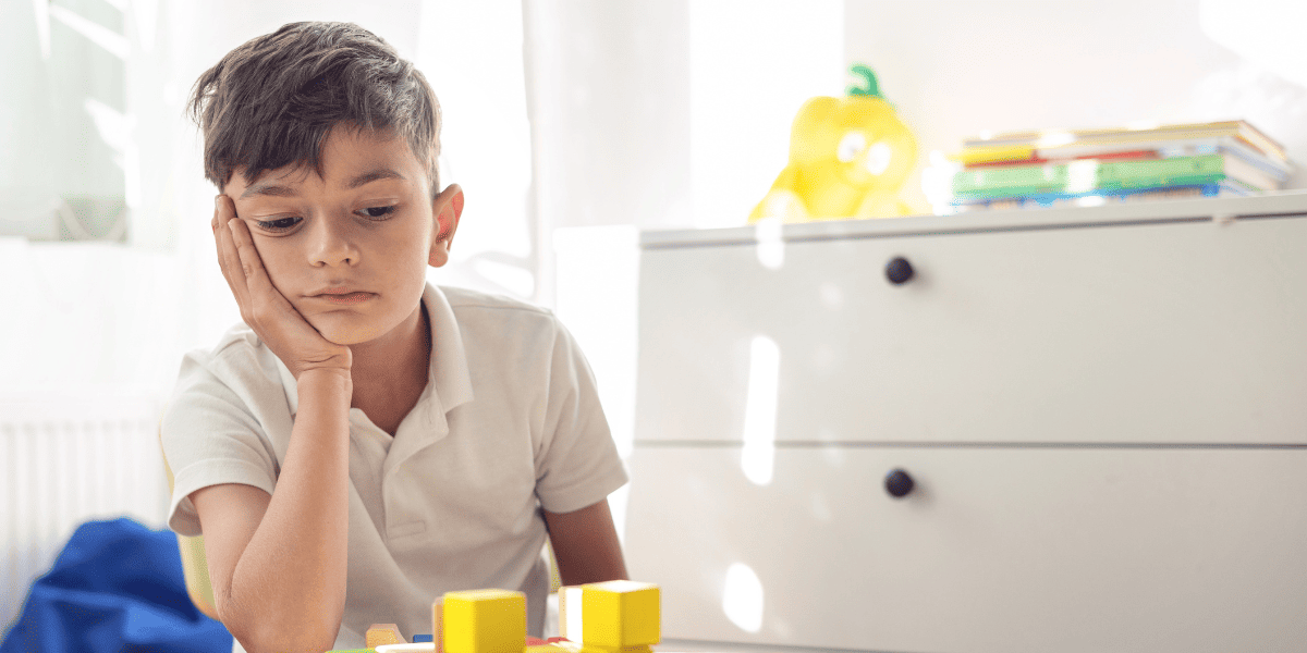 肘をついて悩む男の子