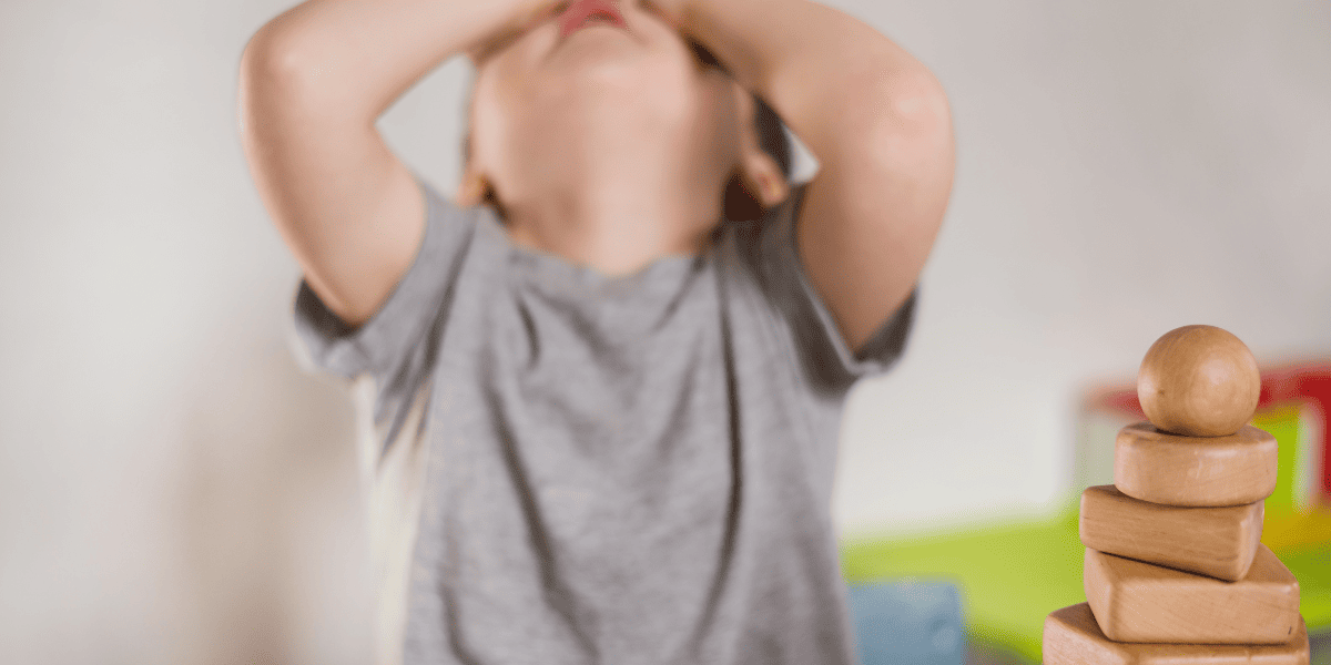 頭を抱えるこども