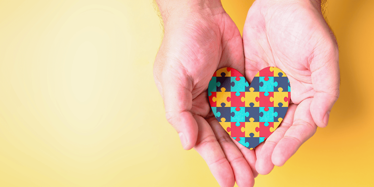 手のひらにハートのパズルを置いている様子