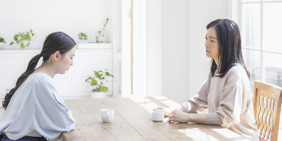 親に相談する女性