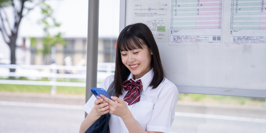 スマホを見る学生