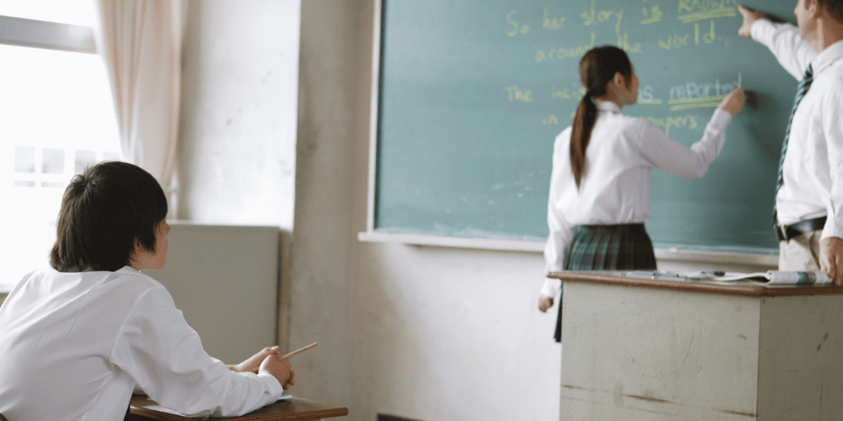 /upload/column/high-school-number-of-absences-1.png 授業を受ける生徒たちと先生