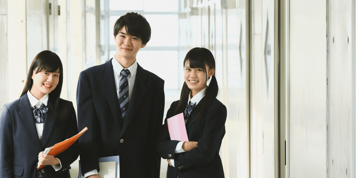 /upload/column/high-school-number-of-absences-2.png 廊下でほほ笑む生徒たち