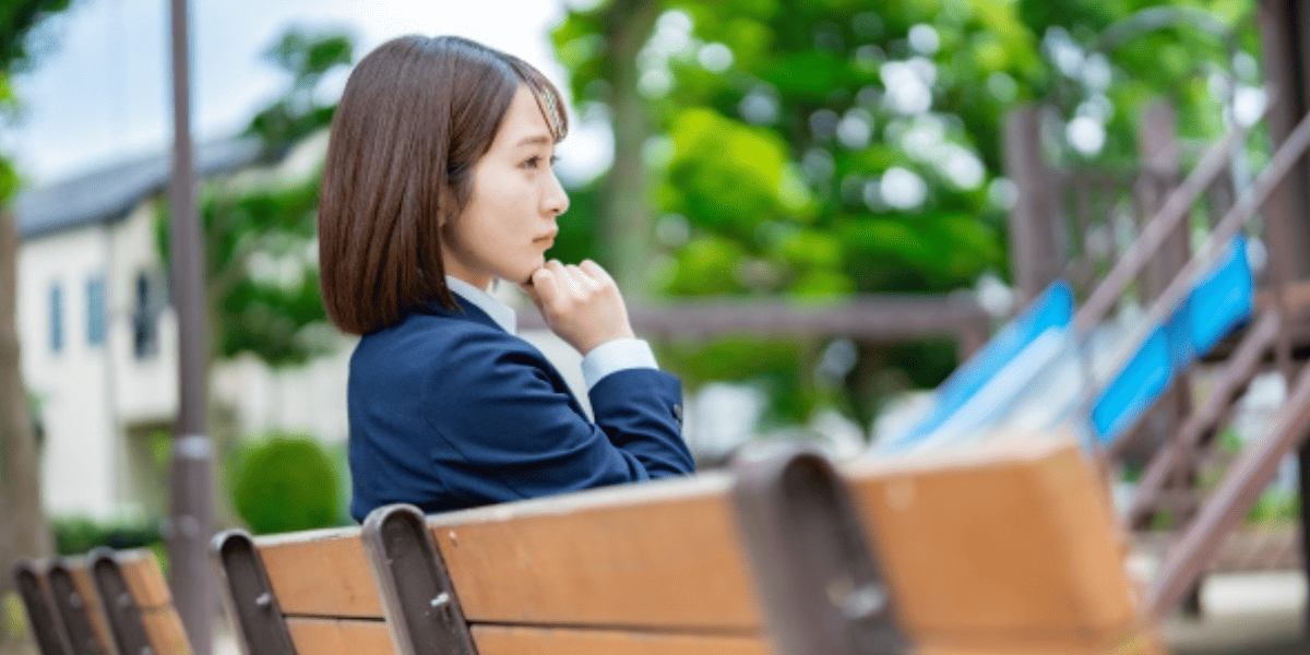 ベンチで考え込む女子高生