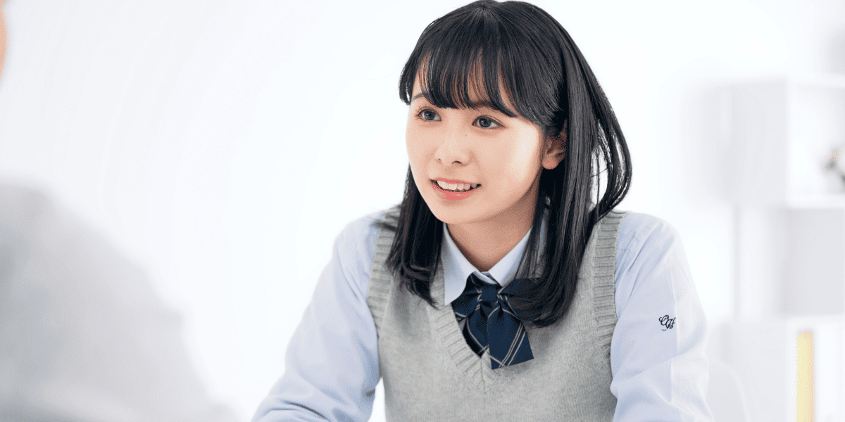 親と向き合って話す女子生徒