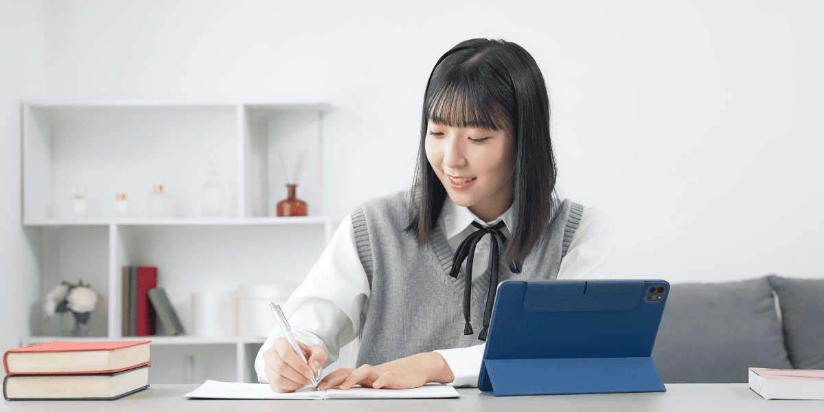 家で勉強をしている女子高校生