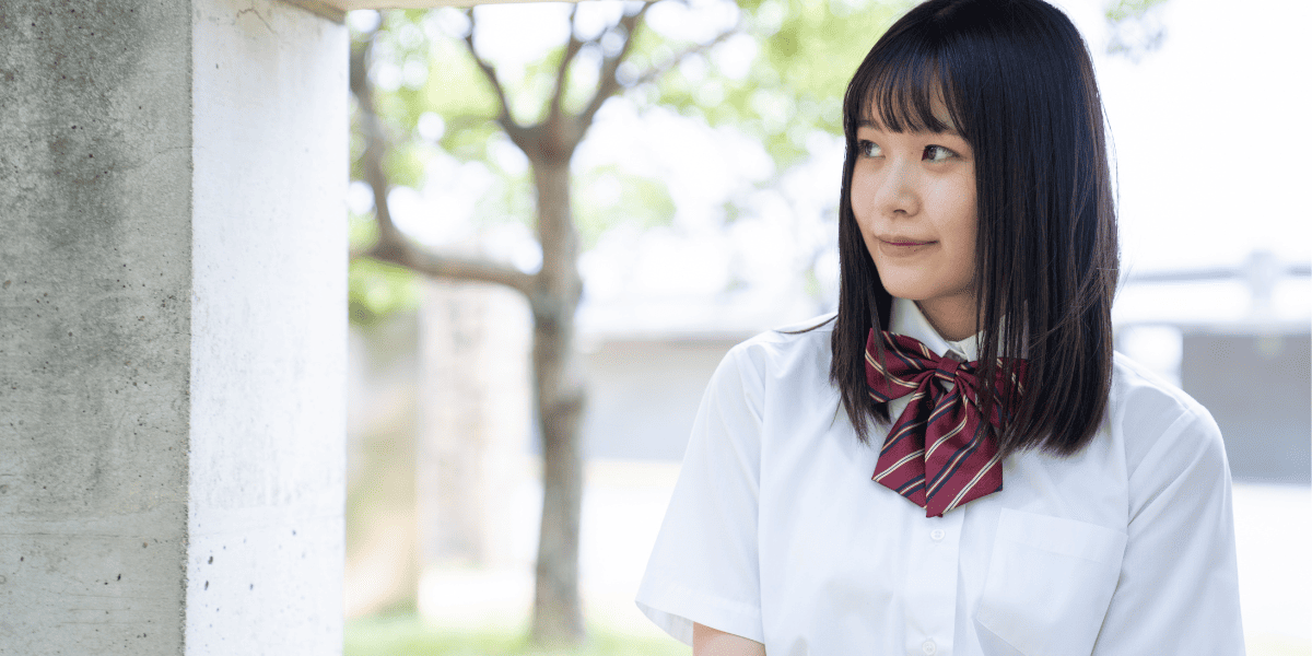 外にいる女子高校生