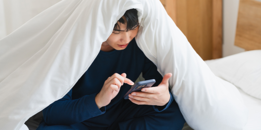 /upload/column/hikikomori2.png 布団でスマホを操作する男性