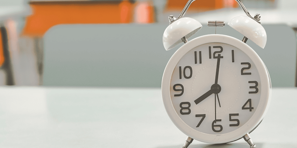 8時を指す目覚まし時計