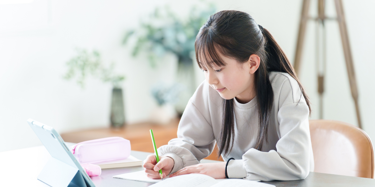 部屋で勉強している少女