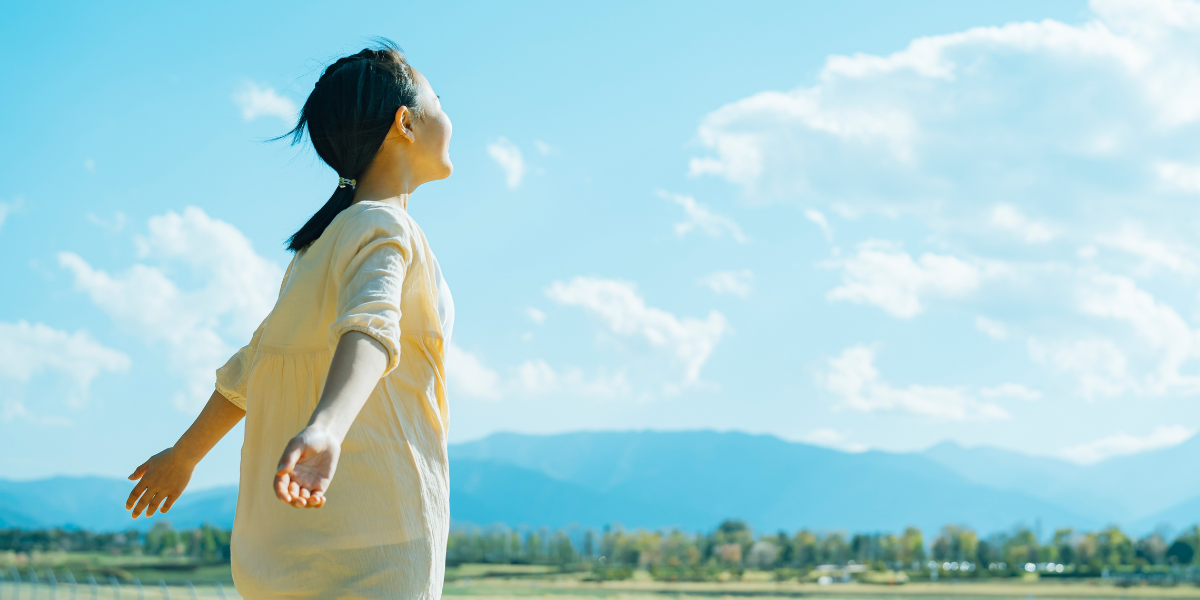 田舎を散歩している少女