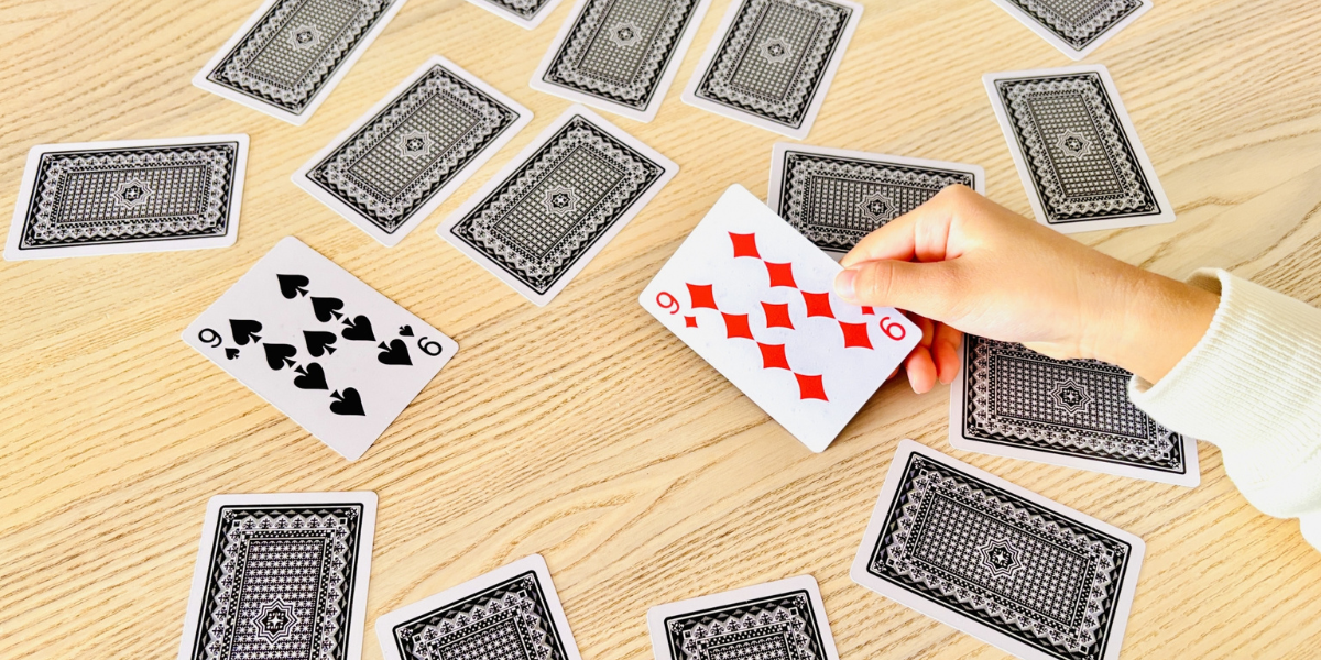 トランプの神経衰弱でカードを捲っている手