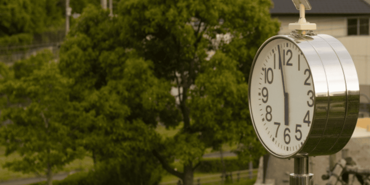 /upload/column/junior-high-school-curfew0217-1.png 公園の時計