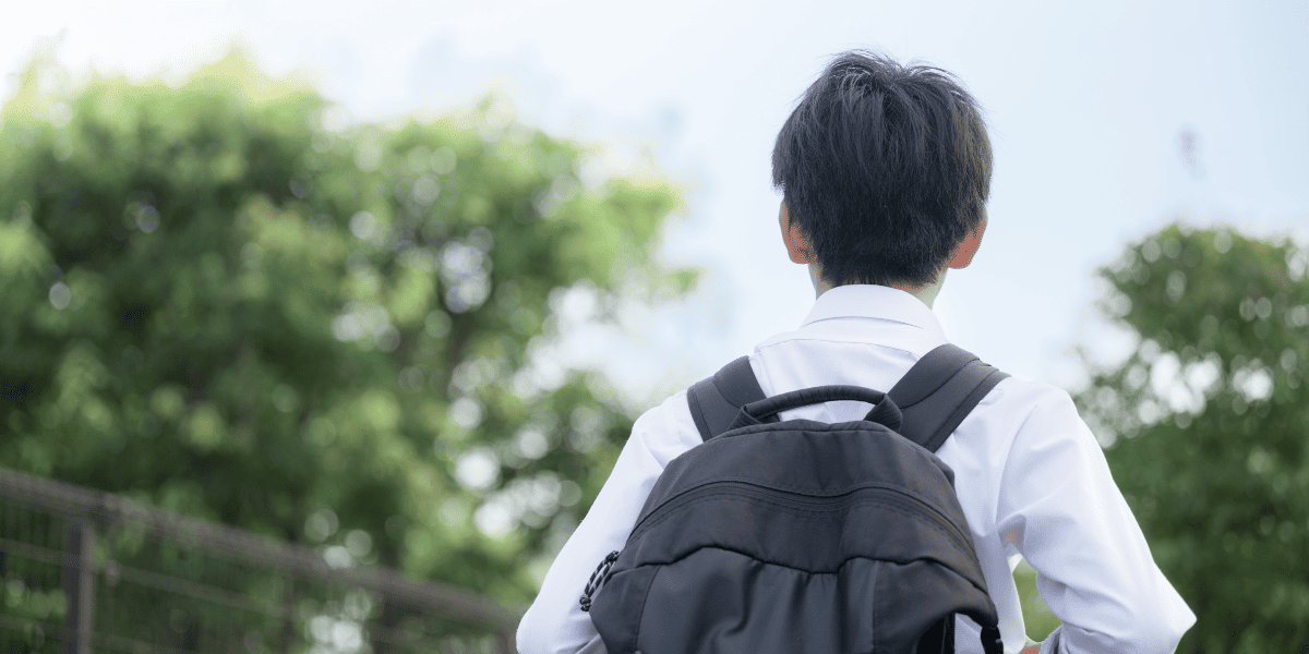 /upload/column/junior-high-school-curfew0217-2.png リュックを背負った男子中学生