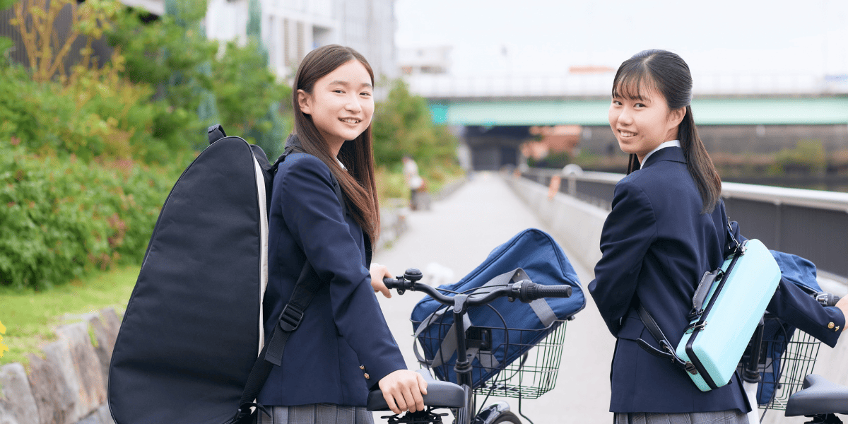 /upload/column/junior-high-school-curfew0217-3.png 自転車を押しながら下校する女子中学生