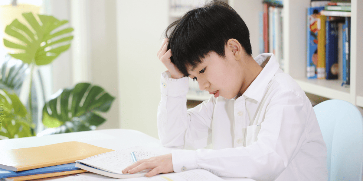 頭を抱える中学生