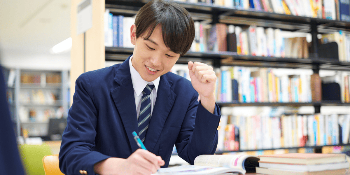 図書館で勉強する中学生
