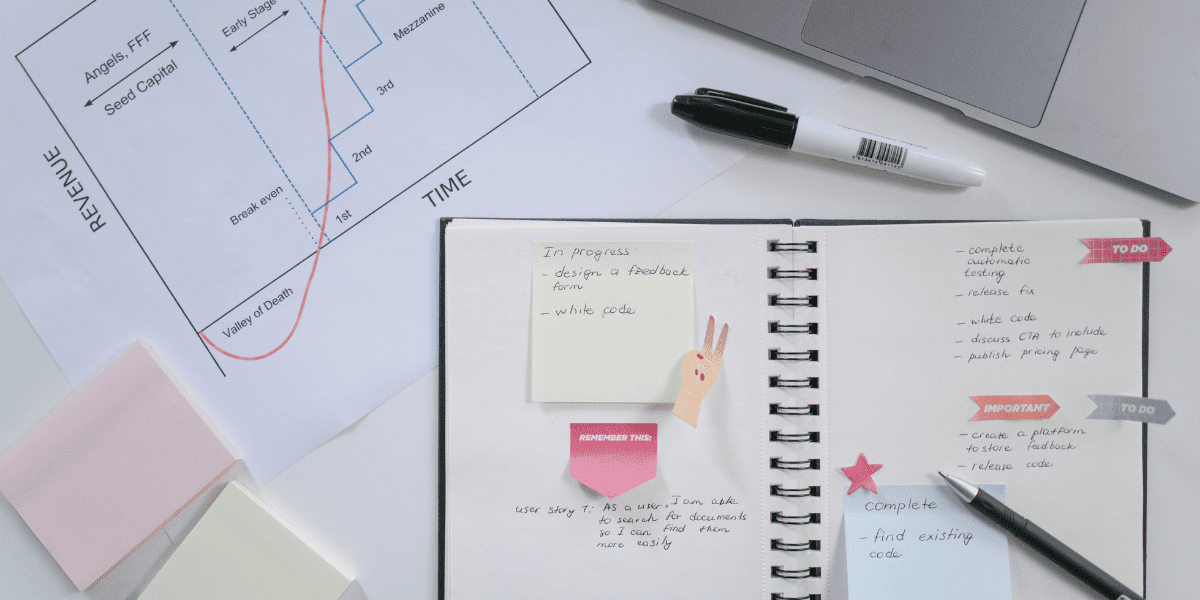 付箋が張ってあるノート