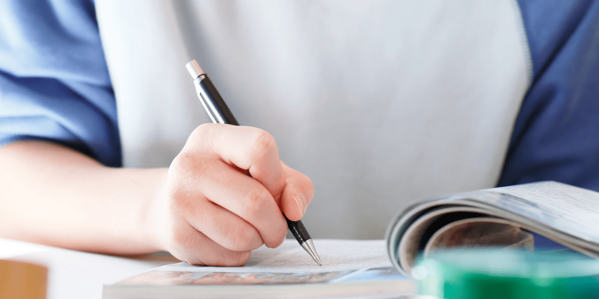 勉強する中学生