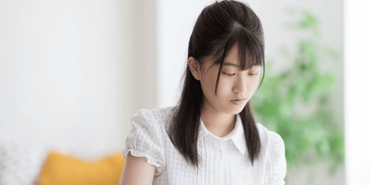 家で勉強する中学生