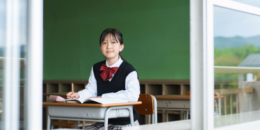 学校で勉強をする女子生徒