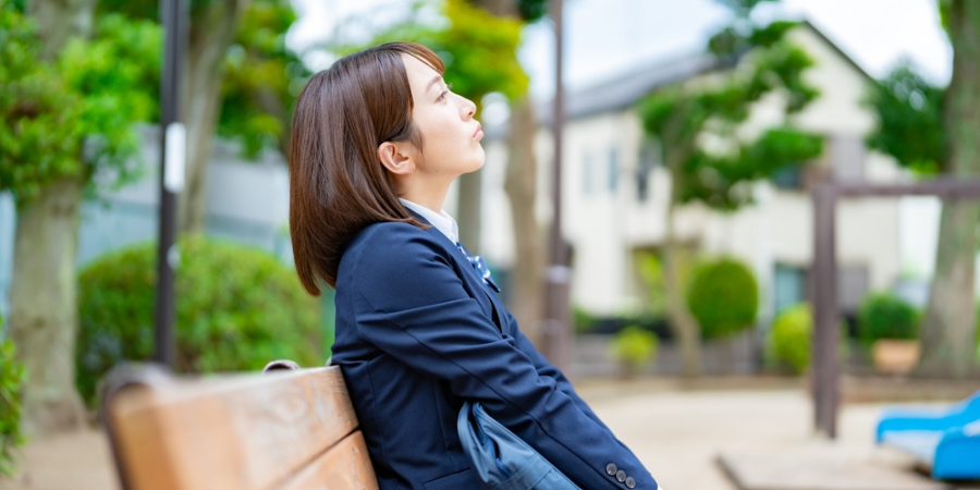 /upload/column/ld_benkyou3.png ベンチに座る女性