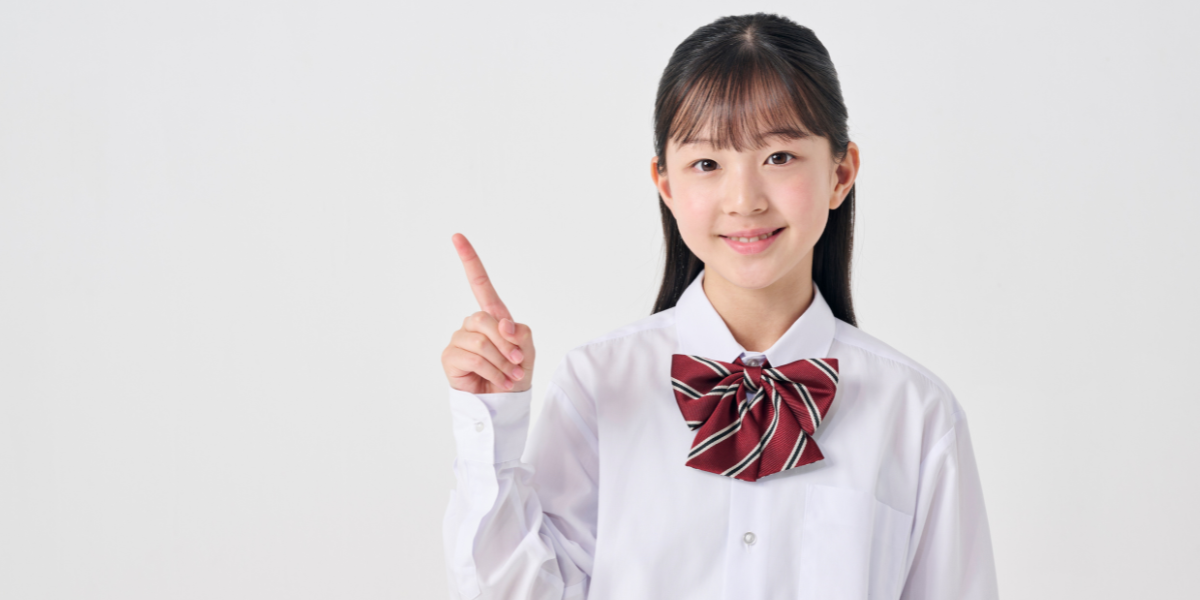 人差し指を指している女子中学生