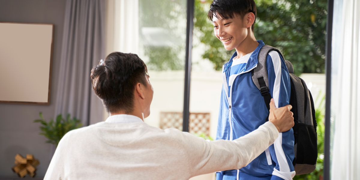 ジャージの息子を褒めている父親