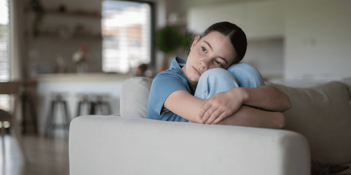 /upload/column/puberty-features-0313-1.png 膝を抱えて悩みこむ少女