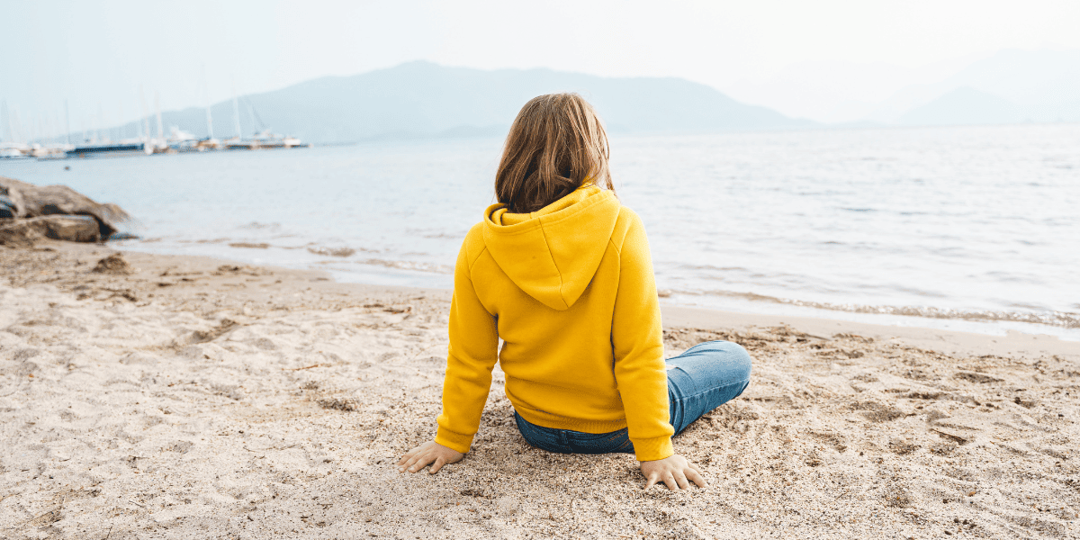 /upload/column/puberty-features-0313-3.png 砂浜に座って海を見る思春期の子供